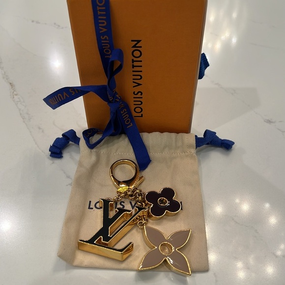 Louis Vuitton LV Fleur de Monogram Bag Charm
Key chain Pristine 🔑 - Picture 3 of 14